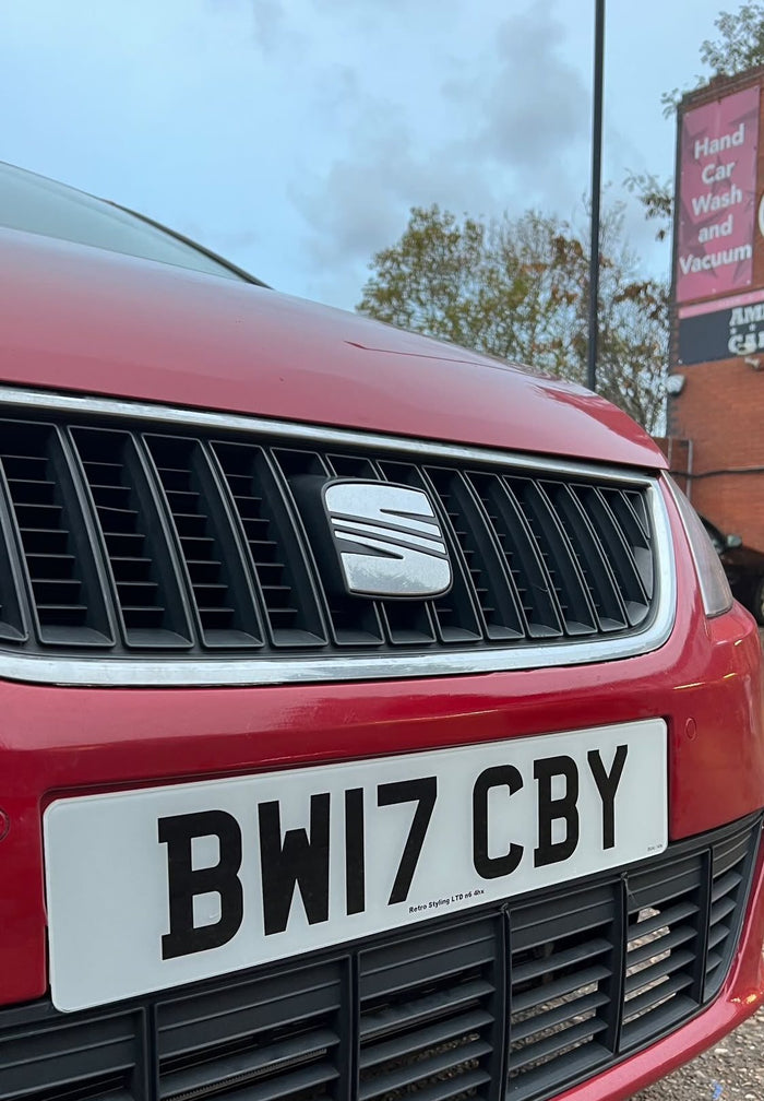 Standard front plate fitted to a red Seat